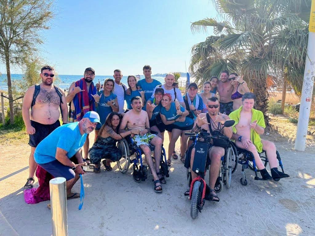 Participantes de Aspid Lleida, se inician en la práctica del surf adaptado con SUPerando Participantes de Aspid Lleida, se inician en la práctica del surf adaptado con SUPerando