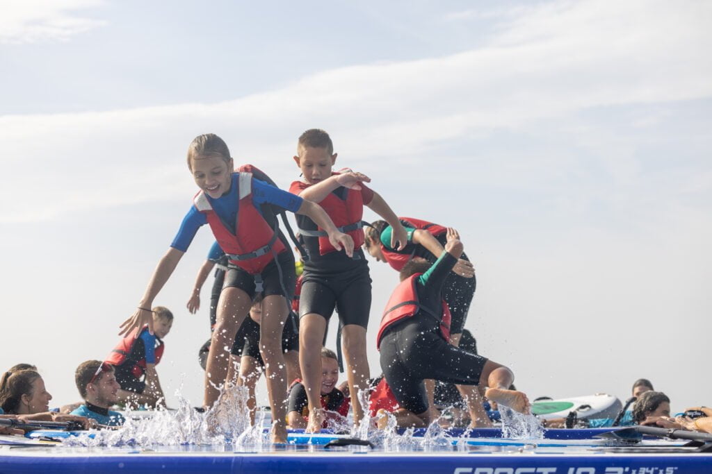 El mar como herramienta de inclusión: Un día de Surf y SUP para los niños refugiados en Vilanova i la Geltrú El mar como herramienta de inclusión: Un día de Surf y SUP para los niños refugiados en Vilanova i la Geltrú
