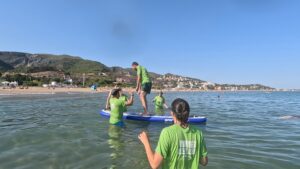Paciente con ELA participando en sesión de Surf Terapéutico en el proyecto Olas con ELA